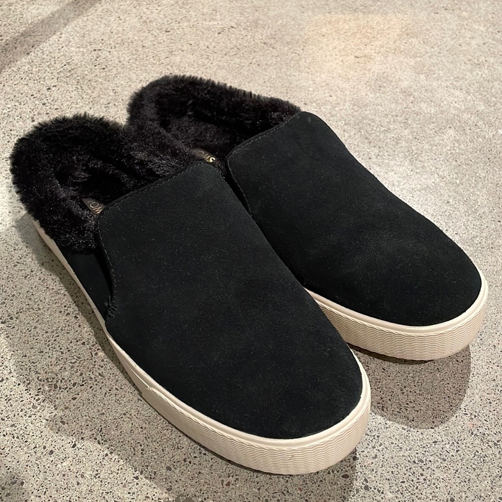 Black suede faux fur lines clogs